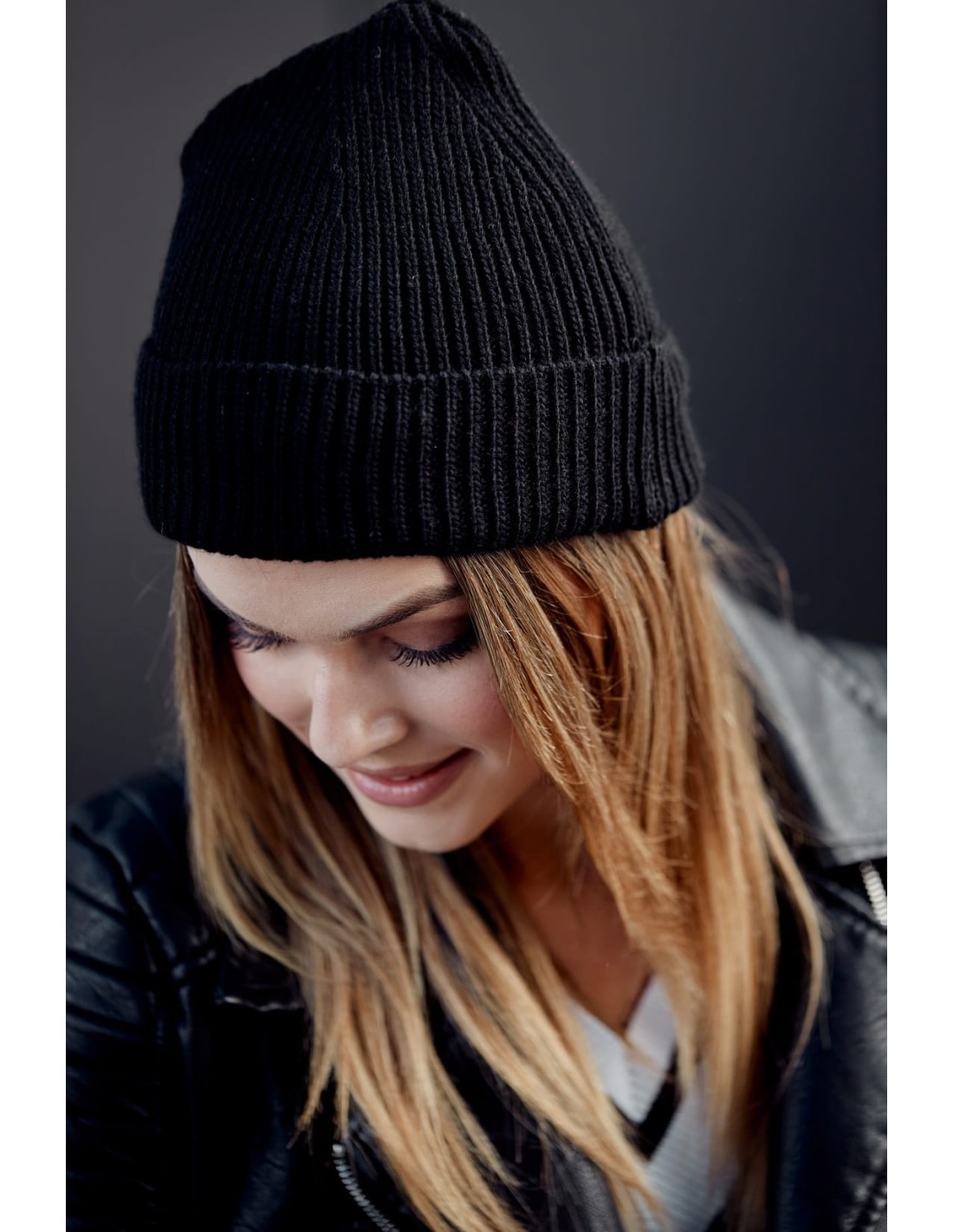 Women\'s cap with a fold, black C74 - Online store - Boutique